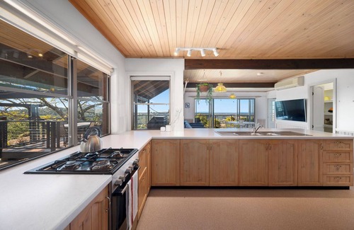 Newee Creek Ski Chalet | Chalet overlooking valley & ocean 15min to beach, alfresco dinning, 8m fireplace