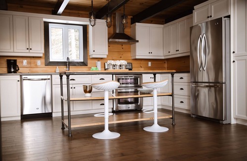 Pointe-au-Pic Ski Chalet | Chalet Peah - Log Cabin in the Heart of Charlevoix