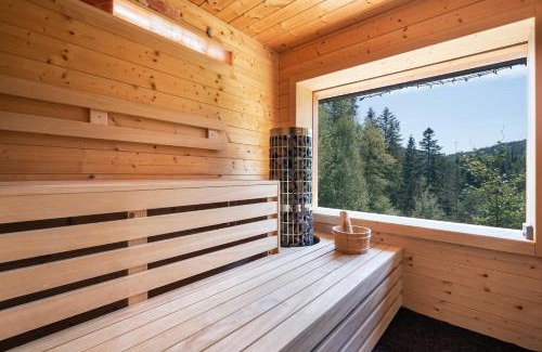 Horna Lehota Ski Chalet | Chalet Piros Tale - Sauna - Jacuzzi - Beautiful scenery - Kids playground - In the forest