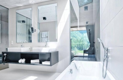 Großdorf Ski Chalet | Chalet Resort in Kals am Großglockner with Balcony