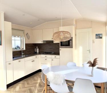 Groot Valkenisse Ski Chalet | Chalet Sirun Strandcamping Valkenisse, Biggekerke