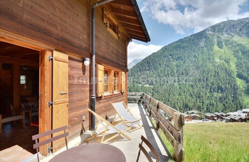 Grimentz Ski Chalet | Chalet ski in - ski out on 3 levels for 8 people, living room with wood-burner, kitchen area with di