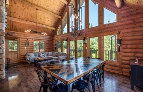 Labelle Ski Chalet | Chalet Tarzan - Spa, Nature & Near MontTremblant