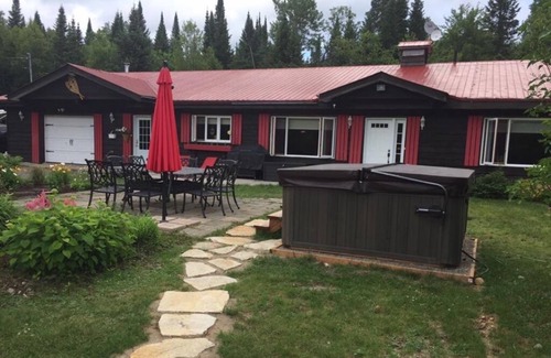Lac-Superieur Cabin | Chalet Tranquille with pool