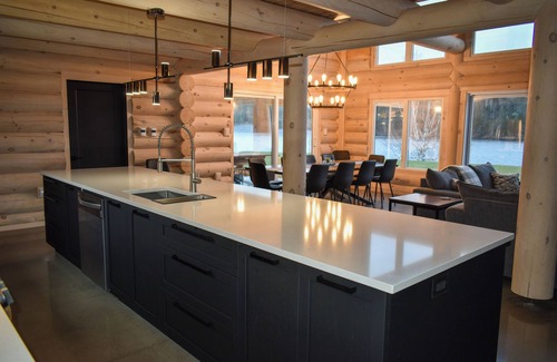 Mauricie Ski Chalet | Chalet un Air de Bois, riverside log cabin