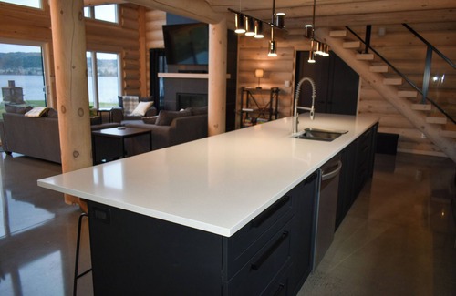Mauricie Ski Chalet | Chalet un Air de Bois, riverside log cabin