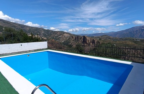 Lanjaron House | Chalet Venta del Aire Cortijo Terrón, ideal for families and groups, capacity 15 people