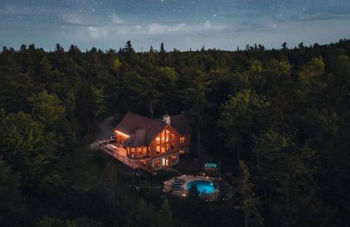 Fiddler Lake Resort Ski Chalet | Chalet White Wolf SPA at Fiddler's Lake