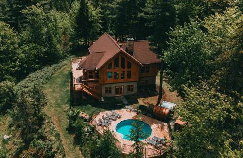 Fiddler Lake Resort Ski Chalet | Chalet White Wolf SPA at Fiddler's Lake
