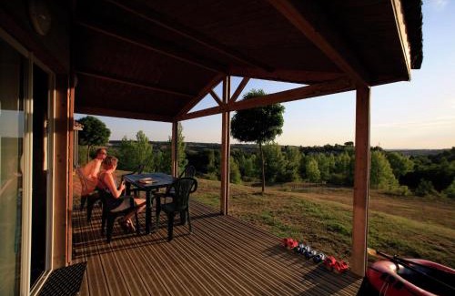 Monclar-de-Quercy Ski Chalet | Chalet with dishwasher on a hill