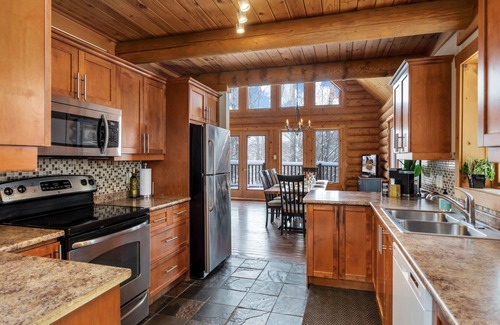 Labelle Ski Chalet | Chalet Zurri - 4 Bedrooms with Lake Access, Hot Tub and Pool Table