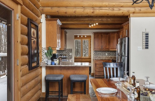 Labelle Ski Chalet | Chalet Zurri - 4 Bedrooms with Lake Access, Hot Tub and Pool Table