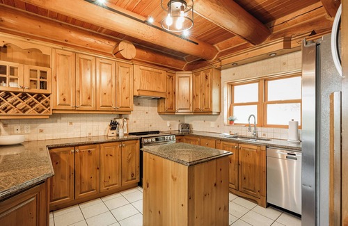 Fiddler Lake Resort Ski Chalet | ChaletsOais Luxury lakefront 5 bedroom log home with private hot tub