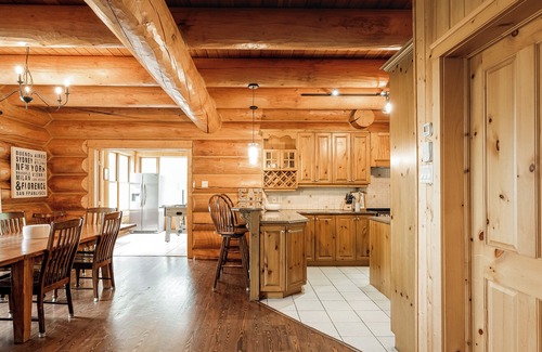 Fiddler Lake Resort Ski Chalet | ChaletsOais Luxury lakefront 5 bedroom log home with private hot tub