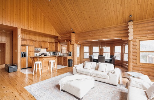 Fiddler Lake Resort Ski Chalet | ChaletsOasis Deer 59 - Resort amenities -Pools, Lake, Tennis-