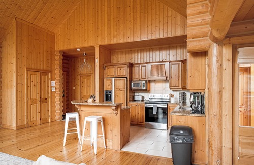 Fiddler Lake Resort Ski Chalet | ChaletsOasis Deer 59 - Resort amenities -Pools, Lake, Tennis-