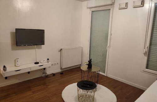 Bron Apartment | Chaleureux studio Kaïs