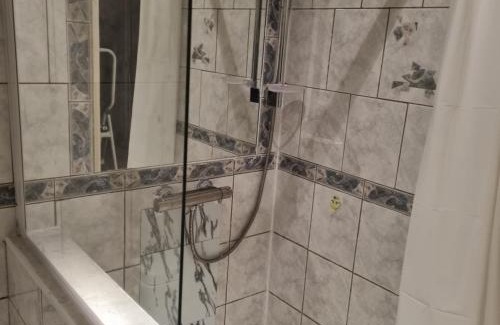 Combaillaux Bed & Breakfast | Chambre à l'étage , salle de bains au rez de chaussée