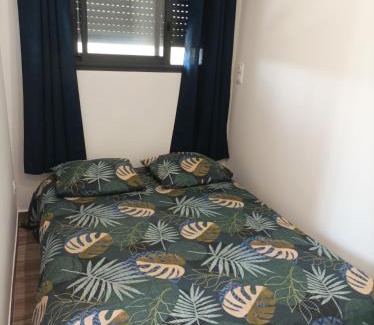 Villeneuve-les-Beziers Apartment | Chambre aménagé en studio