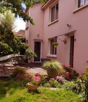 La Copechagniere House | Chambre, avec accès à la cuisine, et au jardin calme