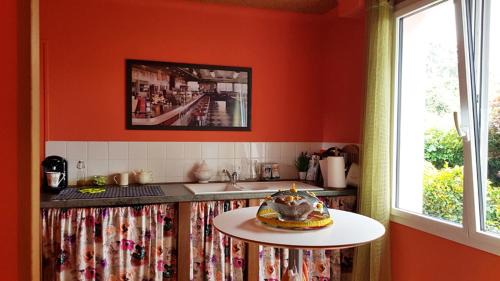 La Copechagniere House | Chambre, avec accès à la cuisine, et au jardin calme