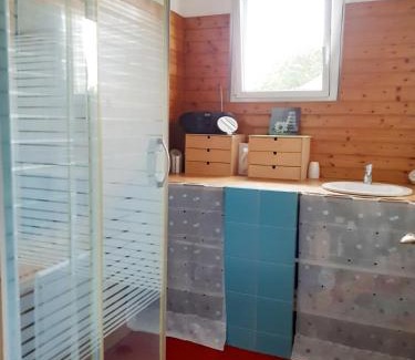La Copechagniere House | Chambre, avec accès à la cuisine, et au jardin calme