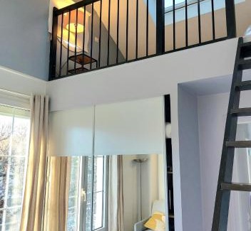 Rueil-Malmaison House | Chambre avec mezzanine dans une maison d'artiste
