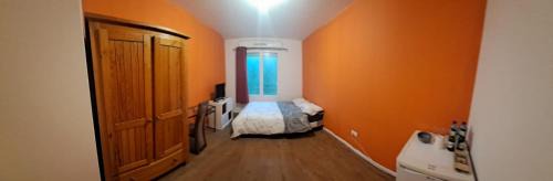 Trappes House | chambre chez raissa , pièces communes partagées
