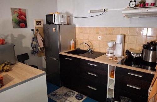 Aiguillon House | Chambre confortable avec télé