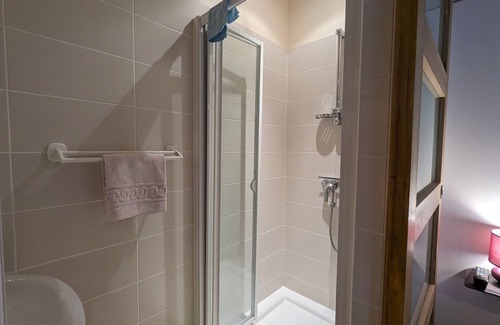 Perassay Bed & Breakfast | Chambre cosy avec accès privé, grand terrain, activités familiales et parking sécurisé en Berry