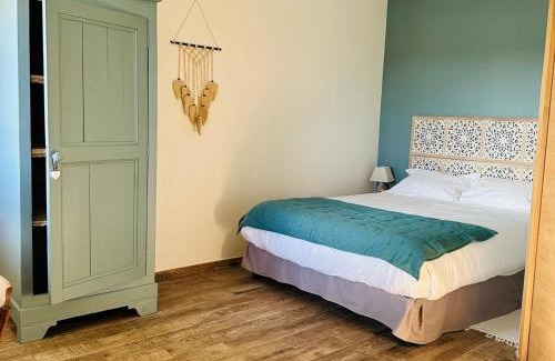 Faverolles Bed & Breakfast | Chambre cosy avec salle d'eau, accès piscine chauffée et Wi-Fi illimité - FR-1-591-620