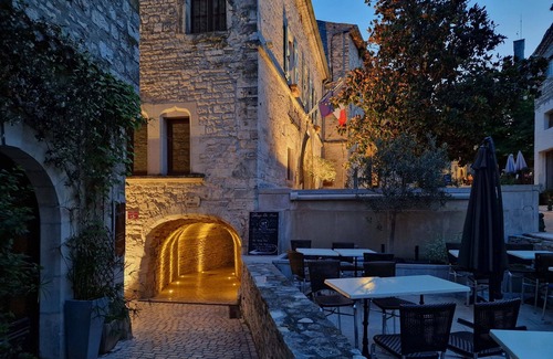 Vezenobres Bed & Breakfast | Chambre D'hôte de Charme Avec Jacuzzi, Jardin à Vézénobres Village Médiéval