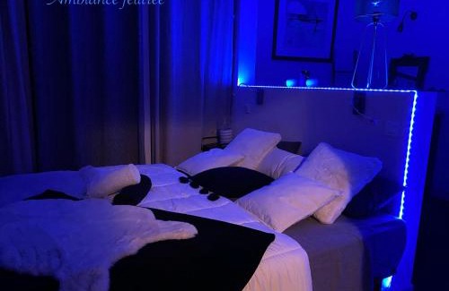 Auvillar Bed & Breakfast | Chambre de la galerie du port "Douce France"