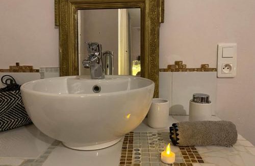 Auvillar Bed & Breakfast | Chambre de la galerie du port "Douce France"
