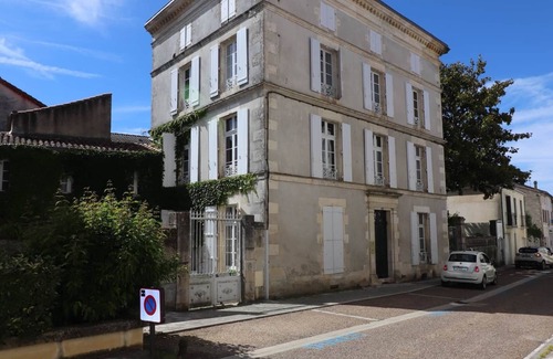 Montbron House | Chambre des curiosités - shared bathroom