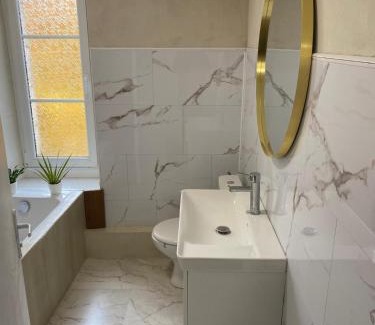 Poitiers House | Chambre familiale indépendante avec salle de bain privée