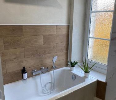 Poitiers House | Chambre familiale indépendante avec salle de bain privée
