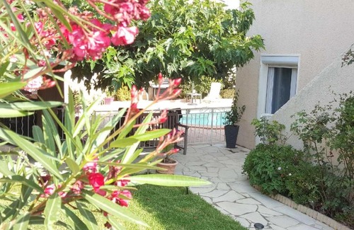 Chateauneuf-les-Martigues House | Chambre en Provence dans villa avec piscine