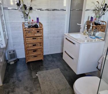 Saint-Pantaleon-de-Larche Bed & Breakfast | Chambre d hotes dans maison au calme et bien située pour visiter de nombreux sites