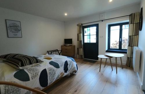 Savonnieres Bed & Breakfast | Chambre indépendante rénovée, à 2 pas de la plage