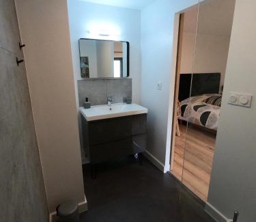 Savonnieres Bed & Breakfast | Chambre indépendante rénovée, à 2 pas de la plage