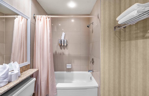 Saint-Sauveur House | Chambre Lit Queen avec balcon 01
