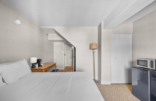 Saint-Sauveur House | Chambre Lit Queen avec balcon 01