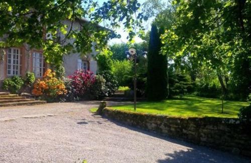 Aydoilles Bed & Breakfast | Chambre lumineuse avec espaces communs et court de tennis à Aydoilles - FR-1-589-713