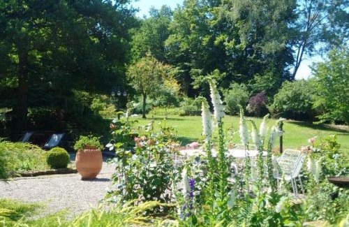 Aydoilles Bed & Breakfast | Chambre lumineuse avec espaces communs et court de tennis à Aydoilles - FR-1-589-713