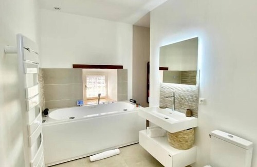 Martignargues House | CHAMBRE LUXE LA TOUR with whirlpool bath and shared heated pool