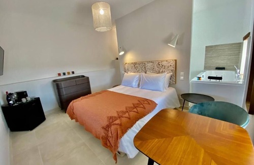 Martignargues House | CHAMBRE LUXE LA TOUR with whirlpool bath and shared heated pool