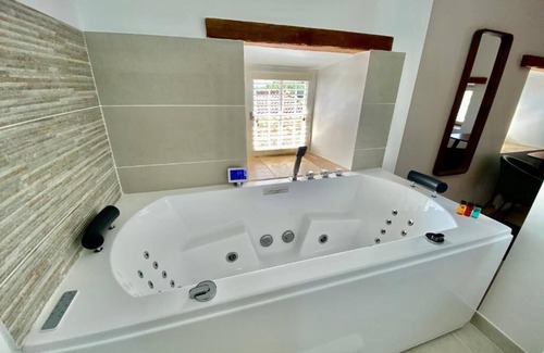 Martignargues House | CHAMBRE LUXE LA TOUR with whirlpool bath and shared heated pool