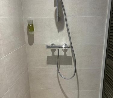 Genay House | Chambre Privée climatisée avec Salle de bain privée - La Mer