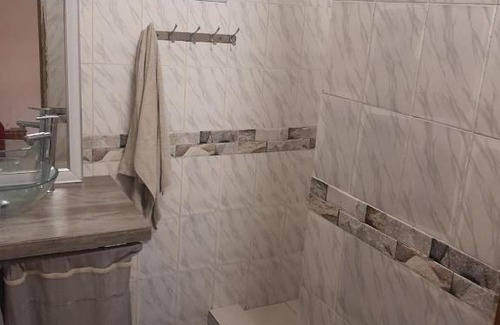 Rao Bed & Breakfast | Chambre privée et salle de bain _Chez Aladji